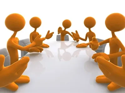 La police de la circulation porte un gilet réfléchissant de sécurité et a ouv...