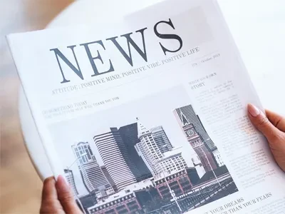 Les cartables des élèves sont décorés d'ornements réfléchissants pour protége...