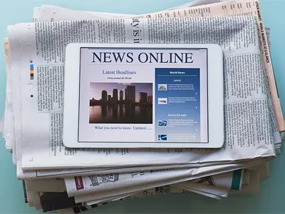 Petits agents de la circulation en combinaisons réfléchissantes