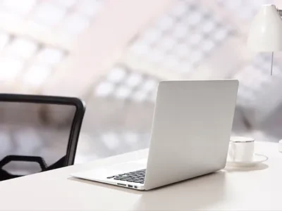 La police de la circulation qui porte un gilet réfléchissant de sécurité enqu...