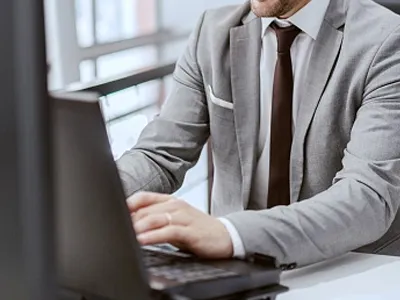 Les panneaux réfléchissants sont discrets, talisman de voyage nocturne