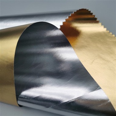 L'artiste recycle des matériaux réfléchissants pour créer des pièces nostalgi...