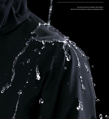 L'imperméable réfléchissant allie style et sécurité