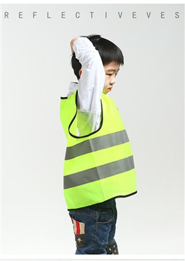 Enfants sur la route, matériau réfléchissant pour escorter